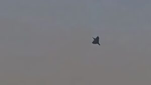 Caça cai durante o Dubai Airshow; piloto morre na hora