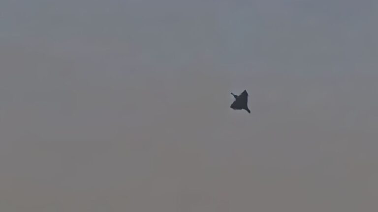 Caça cai durante o Dubai Airshow; piloto morre na hora