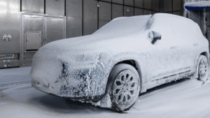 Carro da Mercedes "entra numa fria", mas sobrevive; entenda