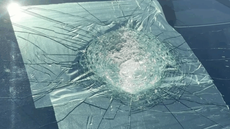 Carro da Tesla é atingido por possível meteorito — e segue dirigindo sozinho