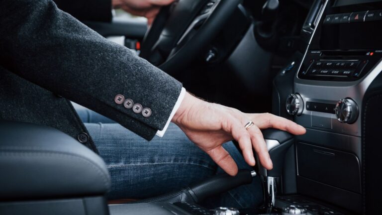 Carros automáticos têm freio motor? Entenda como ele funciona e quando usar