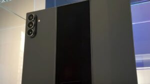 Celular dobrável triplo da Samsung aparece em novas imagens com mais detalhes