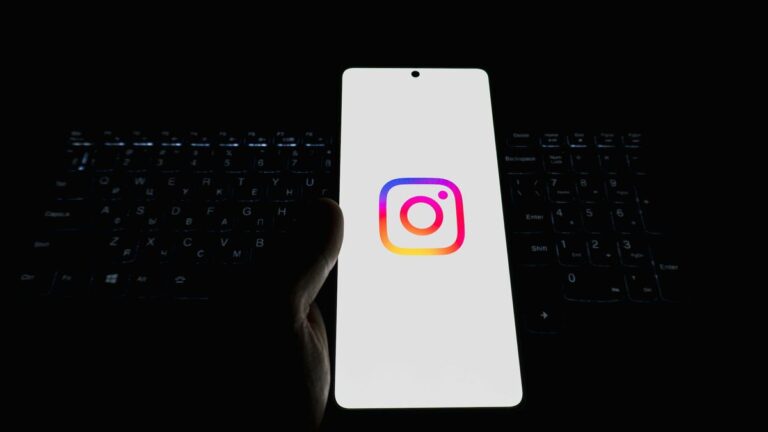 É FALSO que o Instagram vai acabar com a aba “seguindo” nos perfis dos usuários