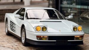Ferrari ícone dos anos 1980 volta aos holofotes em leilão no Brasil