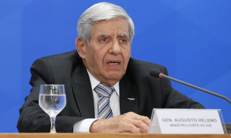 Com prazo de 5 dias, Moraes exige comprovação do histórico clínico de Augusto Heleno