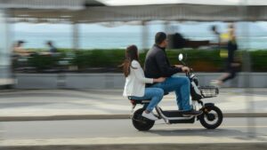 IPVA, emplacamento, CNH? O que muda para ciclomotores em 2026