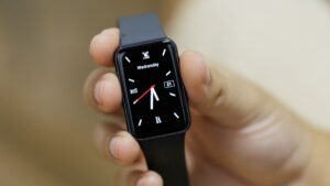 Magalu faz queima de Galaxy Fit 3; pulseira inteligente sai por menos de R$ 200