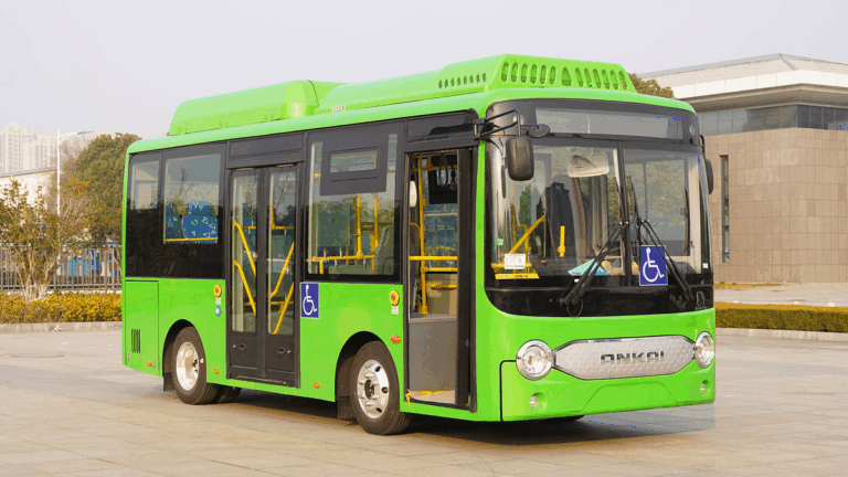 Miniônibus elétrico da China com alta autonomia é flagrado no Brasil