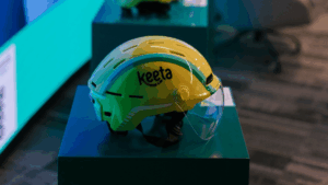 Testamos o capacete inteligente da Keeta que detecta quedas e atende ligações