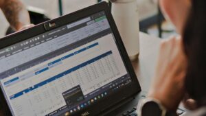 Vagas de cursos e empregos em tecnologia: oportunidades no Itaú, DIO e outros