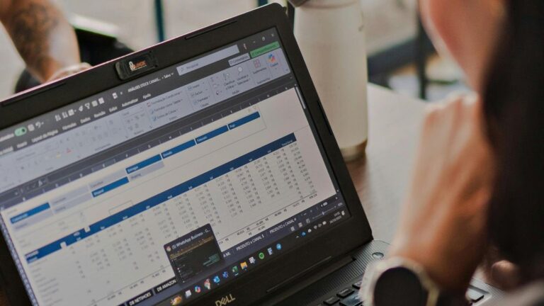 Vagas de cursos e empregos em tecnologia: oportunidades no Itaú, DIO e outros