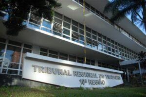 TRT-10 reconhece rescisão indireta de vigia por monitoramento abusivo e violação de privacidade em condomínio de Brasília
