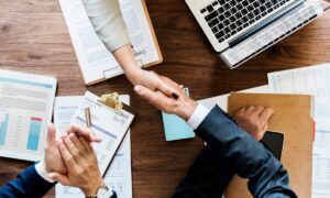 Bancos promovem mutirão para negociar dívidas bancárias em atraso; advogado destaca importância da iniciativa para consumidores