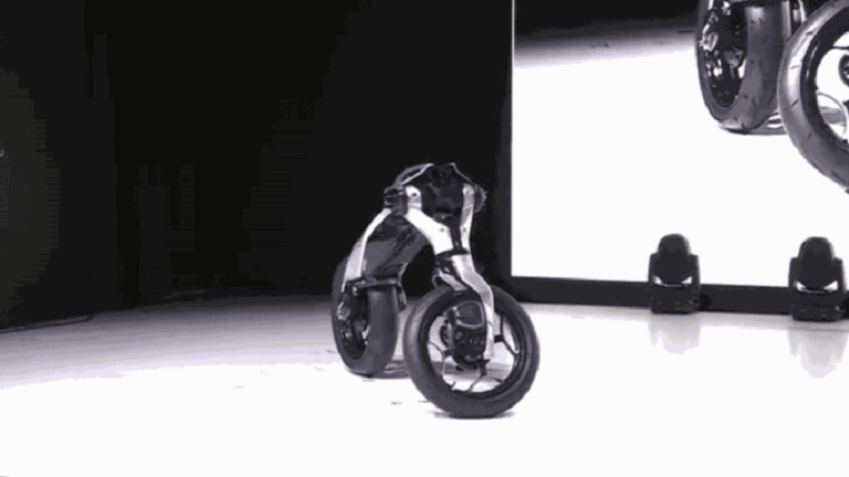 Yamaha apresenta moto que se equilibra sozinha e não deixa o piloto cair