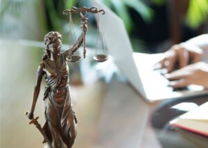 TJ-DFT condena advogado a pagar 10 salários mínimos por usar jurisprudência falsa em ação: “desrespeito ao Poder Judiciário”