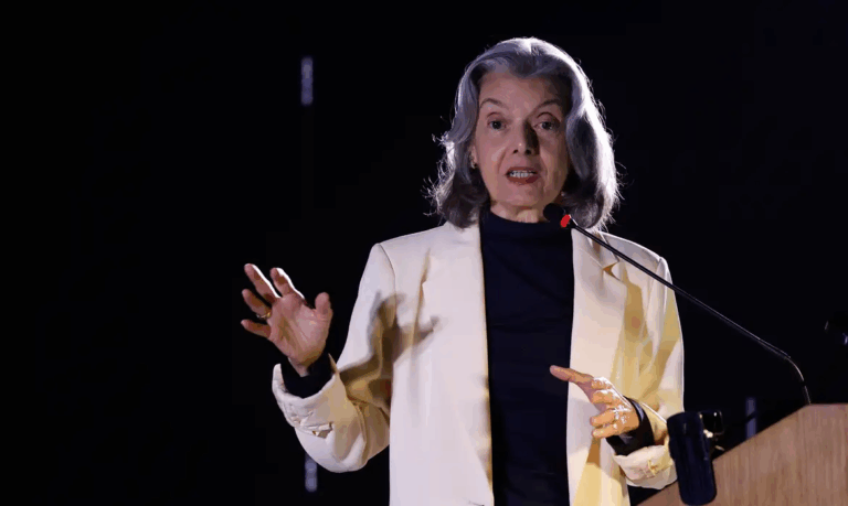 “Ditadura é uma erva daninha que precisa ser cortada para democracia florescer”, afirma Carmén Lúcia