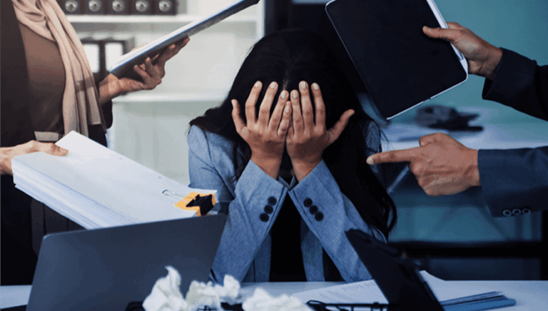 TRT-10 reconhece assédio moral, doença ocupacional e dispensa discriminatória de ex-funcionária da Cooperforte