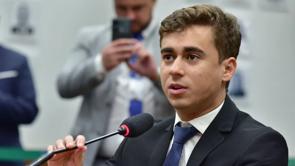 Justiça condena Nikolas Ferreira a indenizar em R$ 40 mil mulher trans por chamá-la de homem