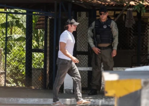 Daniel Vorcaro sai da cadeia usando tornozeleira eletrônica e deve cumprir medidas cautelares