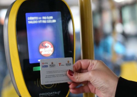 Justiça do Trabalho reconhece rescisão indireta entre empresa e funcionária por falha em fornecer adequadamente vale-transporte