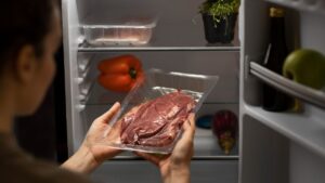 10 erros comuns que fazem o freezer estragar comida sem você perceber