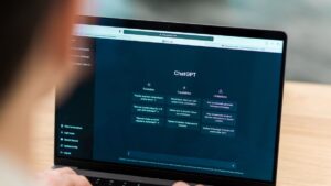 3 anos de ChatGPT: relembre como era a primeira versão do chatbot de IA