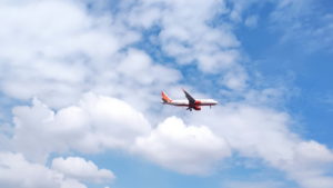 3 coisas que é proibido fazer no avião e você não sabia