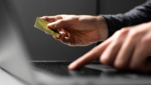 5 golpes comuns no começo do ano (e como se proteger deles)