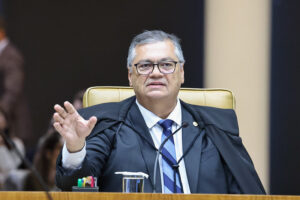 Dino determina divulgação de nomes e CPFs de profissionais pagos por emendas coletivas da saúde