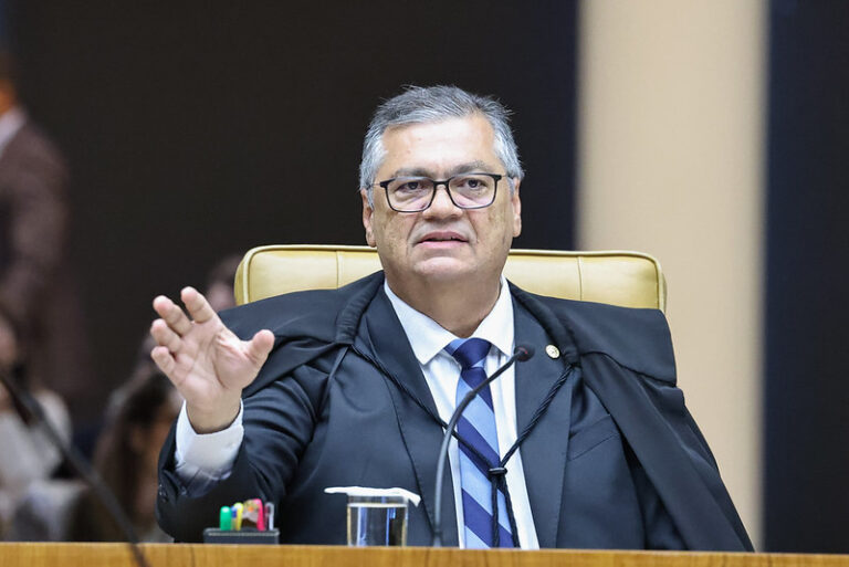Dino determina divulgação de nomes e CPFs de profissionais pagos por emendas coletivas da saúde