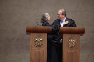 Especialista em regulação de IA, Villas Bôas Cueva toma posse como ministro titular do TSE