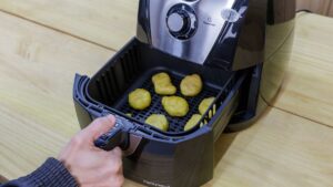 Aprenda o truque que ativa o antiaderente da air fryer e prolonga a vida