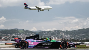 Carro de Fórmula E dá "zerinho" em pista de aeroporto e causa confusão