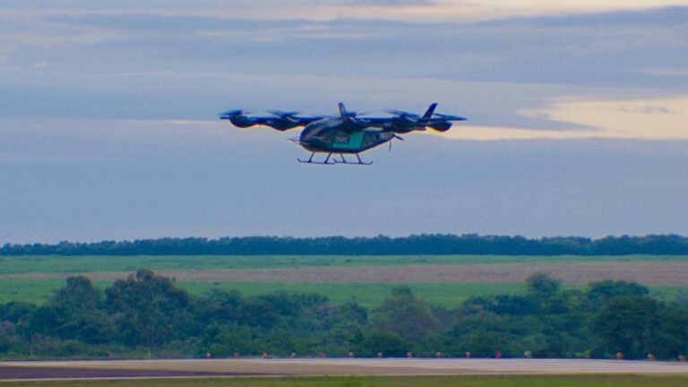 Carro voador da Embraer faz voo teste inaugural em São Paulo