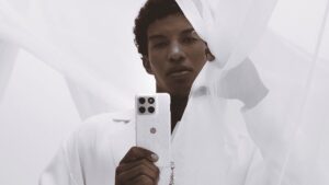 Cloud Dancer: Motorola lança celular com cor Pantone de 2026
