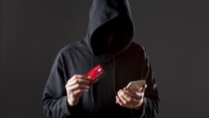 "Golpe do cartão trocado" se espalha pelo Brasil; veja como se proteger