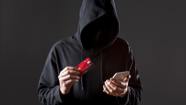 "Golpe do cartão trocado" se espalha pelo Brasil; veja como se proteger