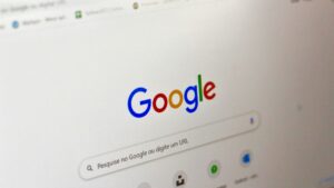 Google está na mira da UE por treinamento de resumos de IA; entenda