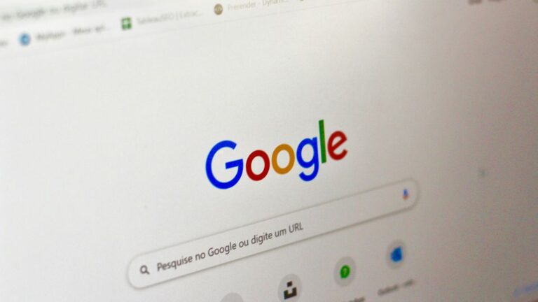 Google está na mira da UE por treinamento de resumos de IA; entenda