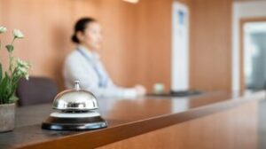 Justiça condena hotel e franqueadora por acidente com hóspede e aumenta indenização para R$ 10 mil