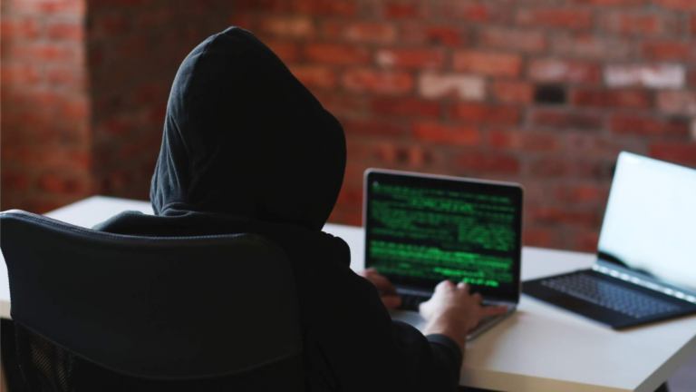 Mais de 30 falhas em assistentes de programação com IA permitem roubo de dados