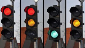 Nova tecnologia em semáforos reduz paradas no trânsito em até 30%