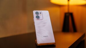 OPPO Reno13 F: celular tem câmera com IA e design sofisticado; conheça