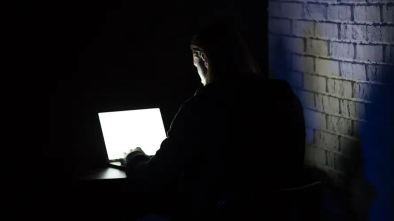 Polícia prende jovem de 18 anos que coagia meninas a se automutilarem no Discord