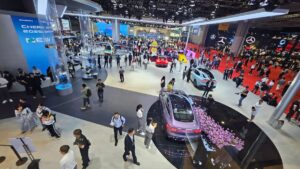 Por que os carros elétricos chineses estão dominando o mercado global