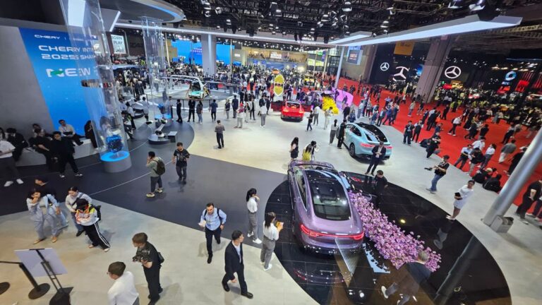 Por que os carros elétricos chineses estão dominando o mercado global