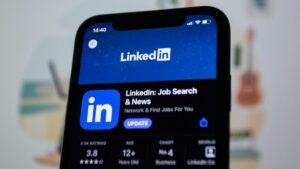 Quer trocar de emprego em 2026? 8 dicas para 'turbinar' o seu LinkedIn