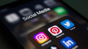 Quer usar menos redes sociais em 2026? 6 truques que vão te ajudar no detox