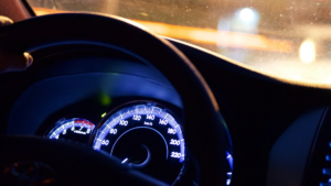 Toca-fitas e chave canivete: como era a tecnologia dos carros antes do Bluetooth