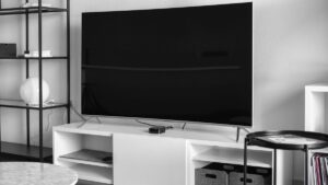 Trocar sua TV antiga por uma nova reduz a conta de luz? Nós fizemos as contas